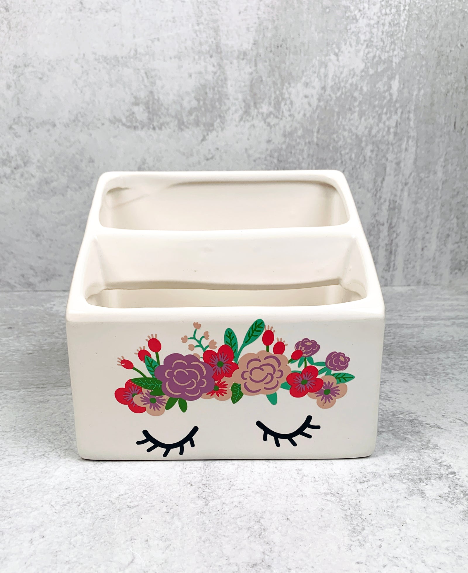 Fancy Eyelashes and Flower Crown Ceramic Pen Display