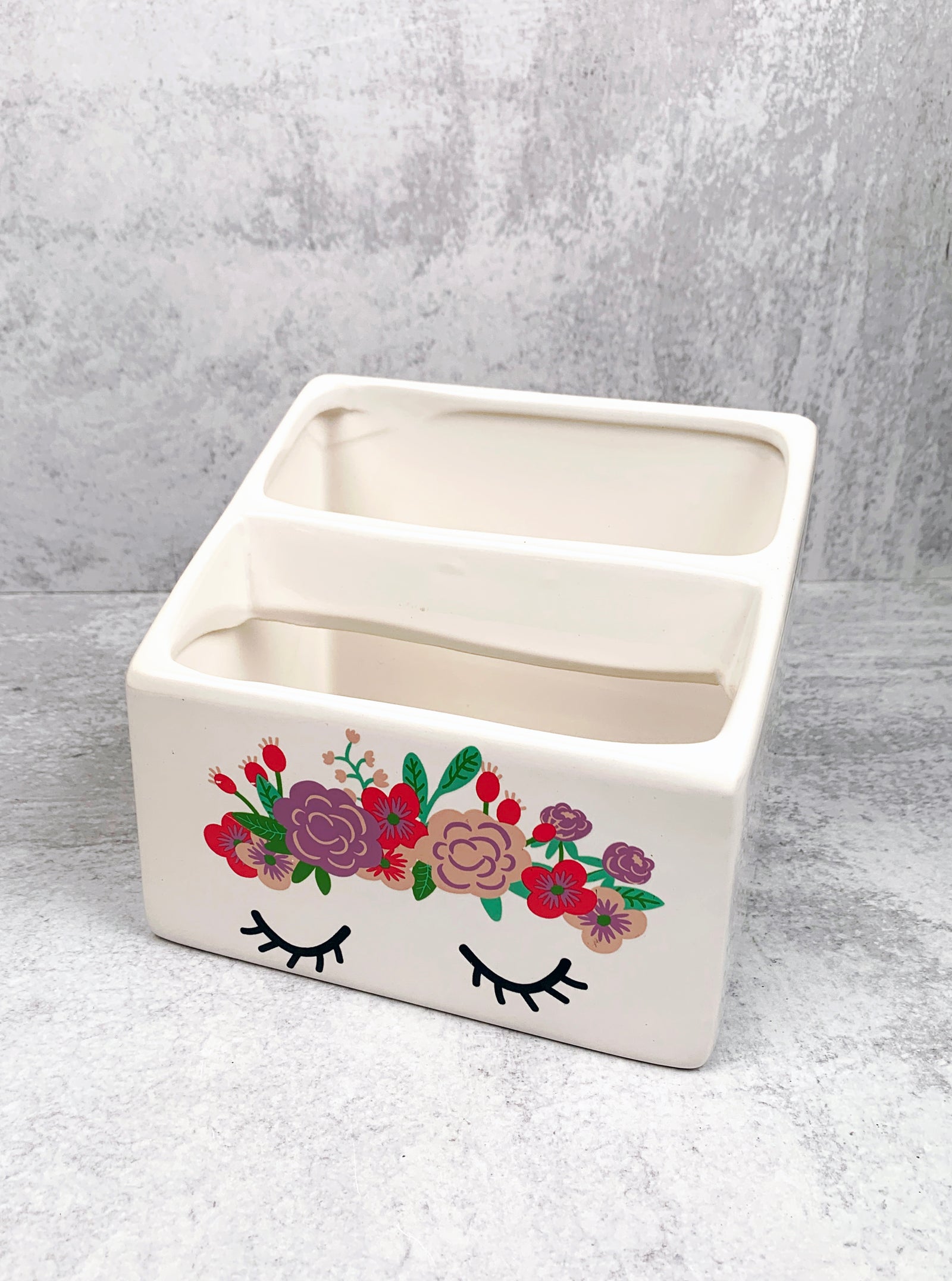 Fancy Eyelashes and Flower Crown Ceramic Pen Display